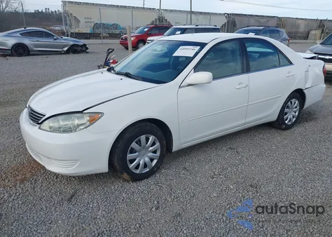 2005 Toyota Camry Le z USA, uszkodzony, nr VIN 4T1BE32K45U381924